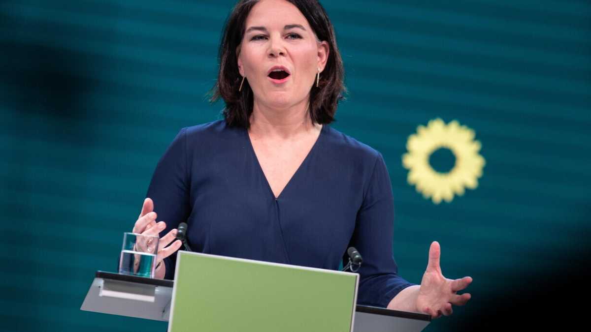 Immagine di "Tecnocrate e realista": chi è Annalena Baerbock, candidata dei Verdi al dopo Merkel