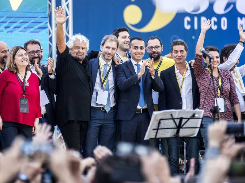 Beppe Grillo, Davide Casaleggio, Luigi Di Maio e i parlamentari M5s al Circo Massimo nel 2018 (LaPresse)