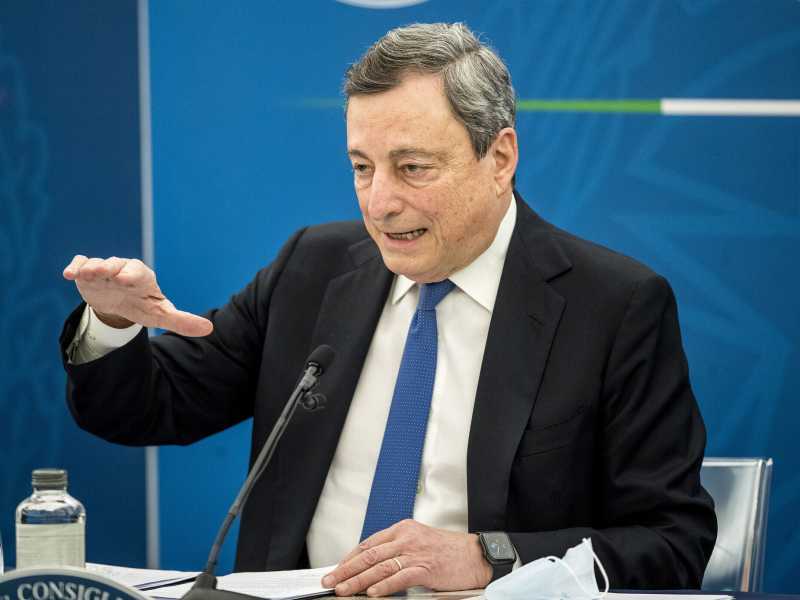 Il "rischio ragionato" di Draghi, tra vaccini e riaperture