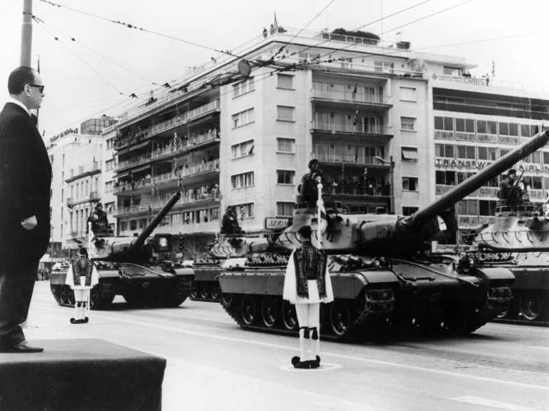 Giorgos Papadopoulos, capo della giunta militare, durante la parata del Giorno dell'indipendenza. Era il 25 marzo 1973: il regime sarebbe caduto meno di un anno più tardi (LaPresse)
