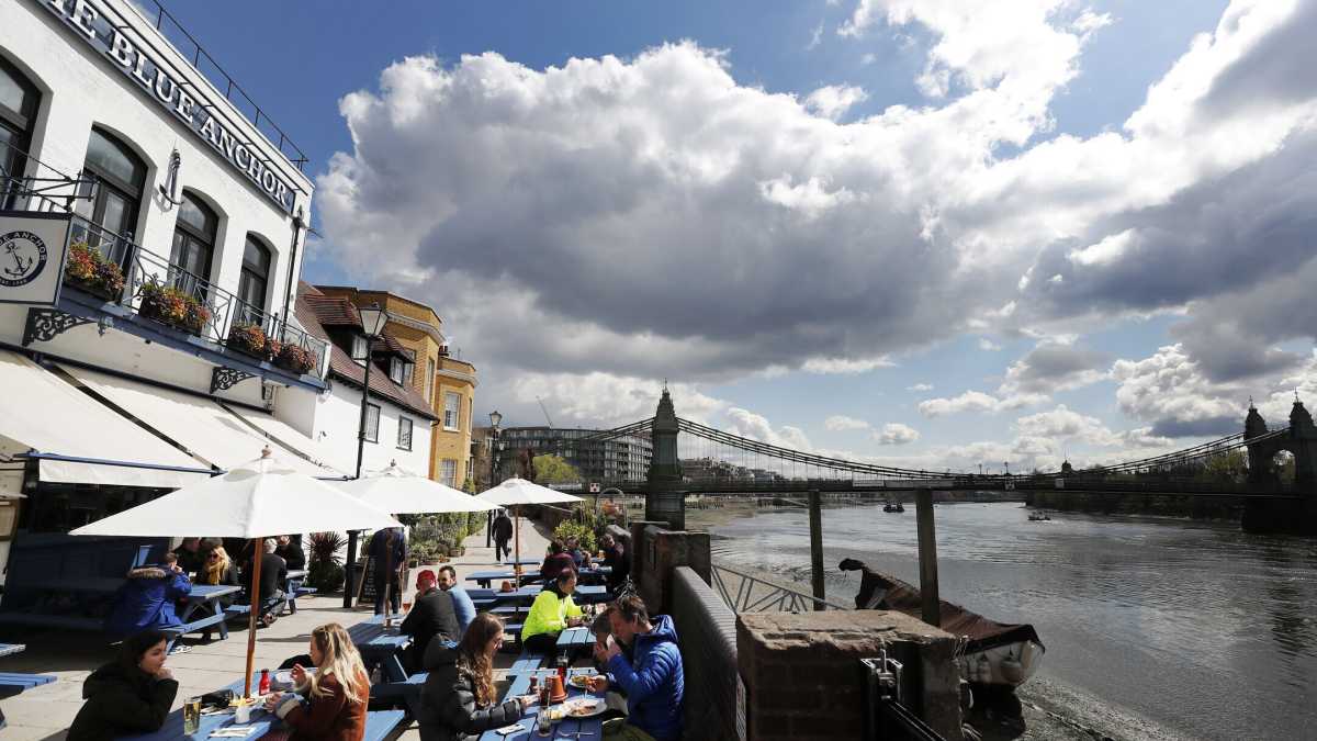 Immagine di Convivere con il virus, lo stile inglese