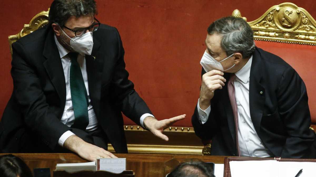 Immagine di Draghi abbraccia Giorgetti (e Salvini): "Superato strappo". La Lega rilancia