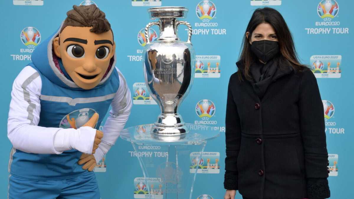 Immagine di Palcoscenico Europei. Raggi porta a spasso il trofeo calcistico, e fa campagna per sé