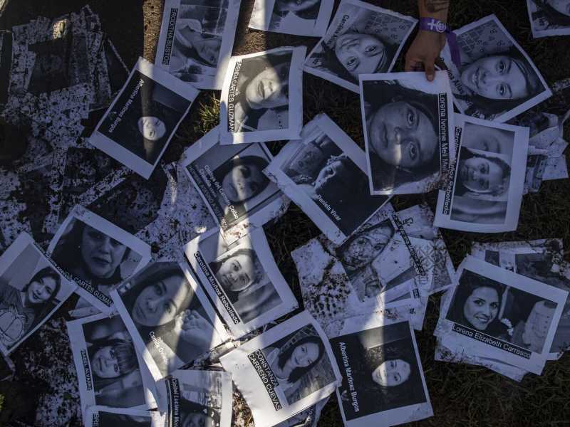 Ritratti di vittime della violenza di genere a Santiago, Cile (Lapresse)&nbsp;