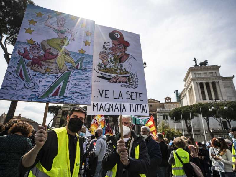 &nbsp;La protesta dei lavoratori di Alitalia, in piazza a Roma (Ansa)
