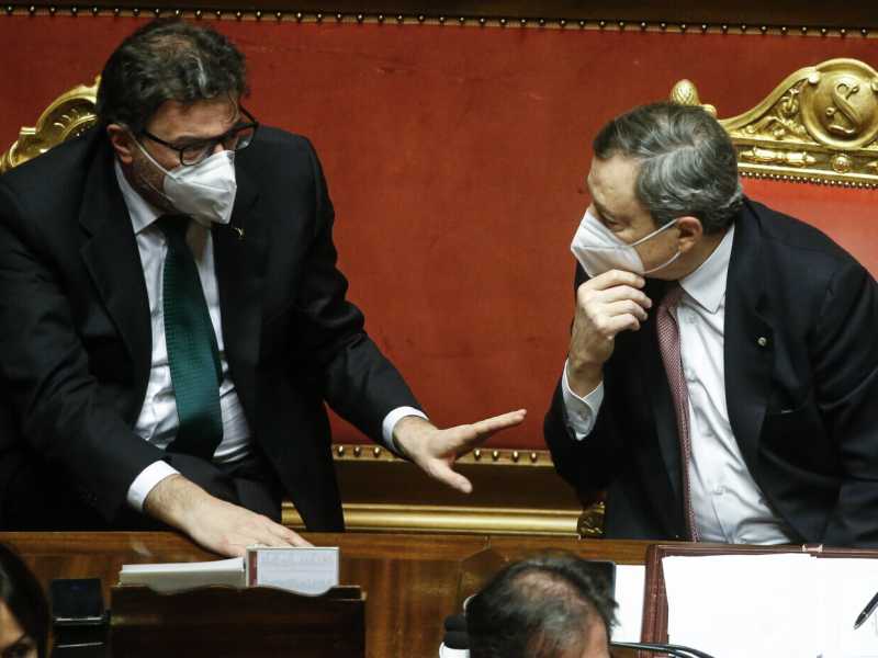 Draghi abbraccia Giorgetti (e Salvini): "Superato strappo". La Lega rilancia