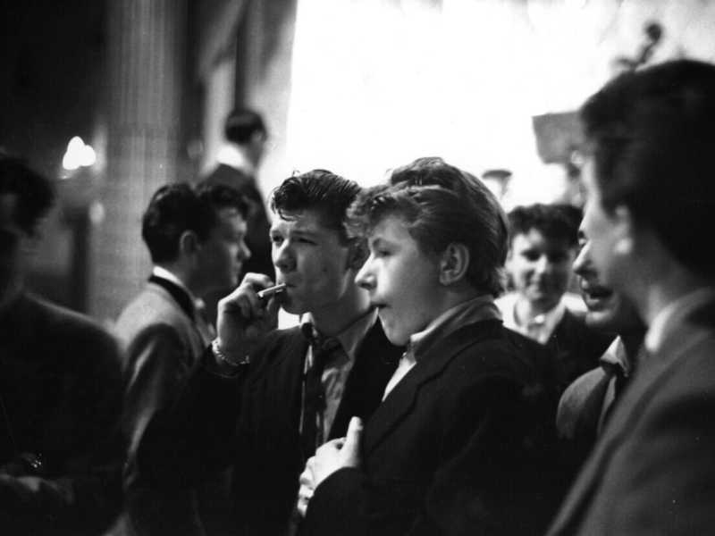 25 maggio 1954: un gruppo di teddy boy che fumano sigarette (foto di Joseph McKeown / Picture Post / Hulton Archive / Getty Images) <br />