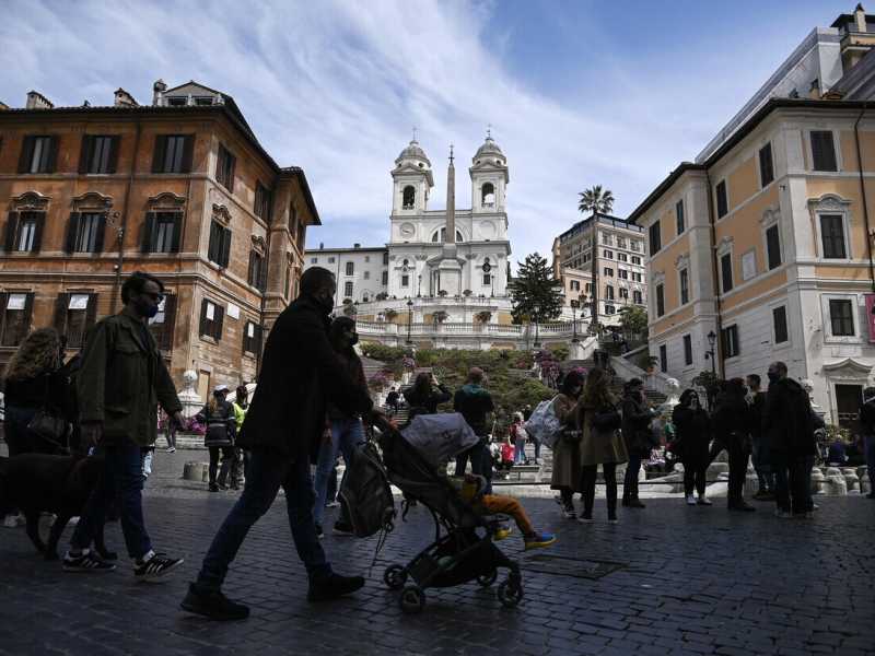 In attesa delle riaperture il centro di Roma riprende a popolarsi (Ansa)
