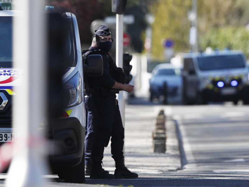 In Francia, a Rambouillet, una poliziotta è stata accoltellata