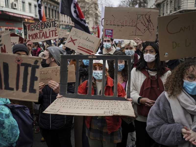 Studenti francesi in piazza lo scorso gennaio a Lione (LaPresse)