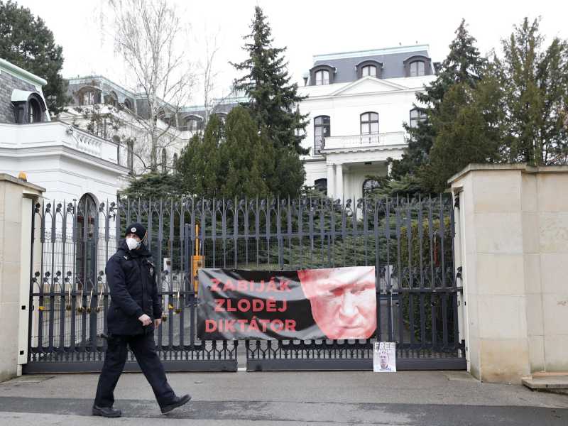 Un poliziotto cammina vicino a un poster attaccato dai manifestanti a un cancello dell'ambasciata russa a Praga, Repubblica Ceca, venerd&igrave; 16 aprile 2021 (LaPresse)&nbsp;<br />