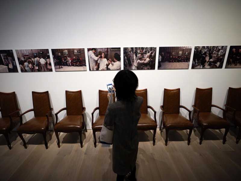 <span style="color: rgb(46, 45, 45); font-size: 12px;">Le opere di Suzanne Lacy nell'esposizione&nbsp;al Mori Art Museum di Yokyo (Ansa)</span><br />