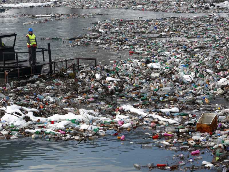 Serbia, una marea di plastica ha invaso il lago Potpecko (AP Photo/Darko Vojinovic) <br />