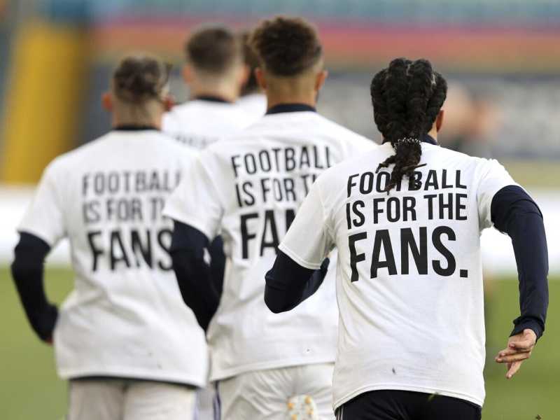 Prima della sfida contro il Liverpool di luned&igrave; scorso, i giocatori del Leeds hanno indossato queste magliette: il calcio &egrave; per i tifosi (foto LaPresse)&nbsp;<br />