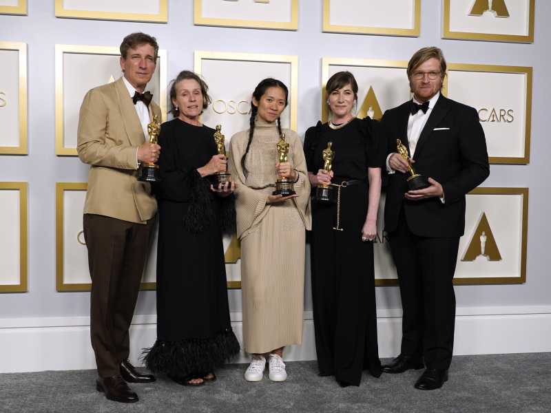 Da sinistra, Peter Spears, Frances McDormand, Chloe Zhao, Mollye Asher and Dan Janvey (LaPresse)&nbsp;<br />