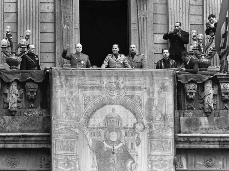 Galeazzo Ciano con il ministro degli esteri tedesco Joachim von Ribbentrop (Lapresse)<br /> 