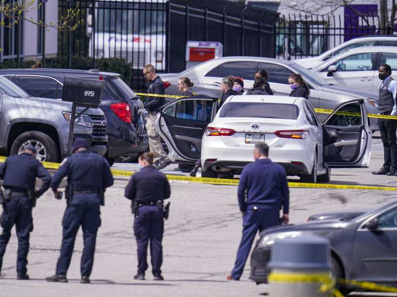 Forze dell'ordine americane presso la sede FedEx di Indianapolis, dopo la strage dello scorso 15 aprile (LaPresse)