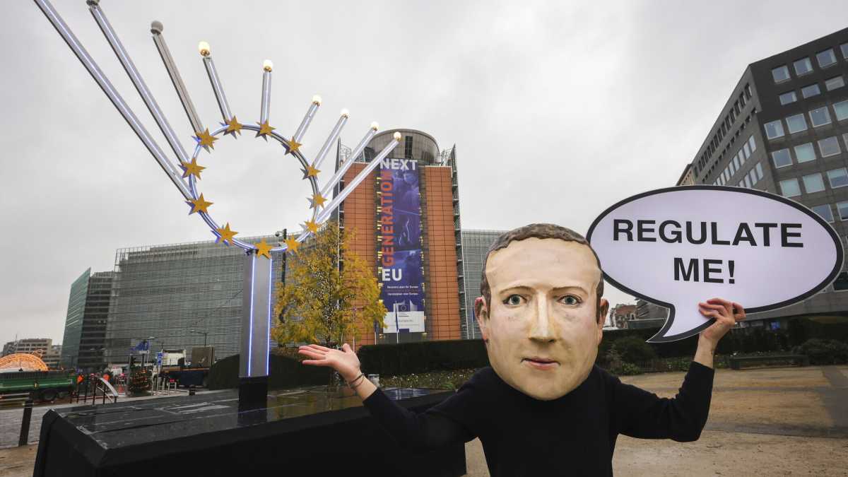 Immagine di Gli hacker rubano ai social, che ora scappano dalle loro responsabilità