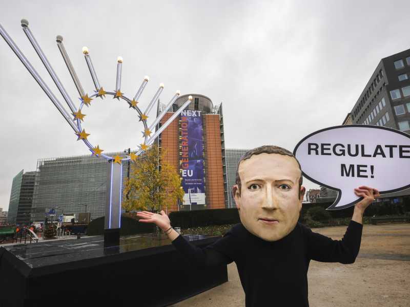 Un'attivista di Avaaz, indossa una maschera dalle sembianze di&nbsp;Mark Zuckerberg, Ceo di Facebook, durante una protesta a Bruxelles, lo scorso dicembre (LaPresse)<br />