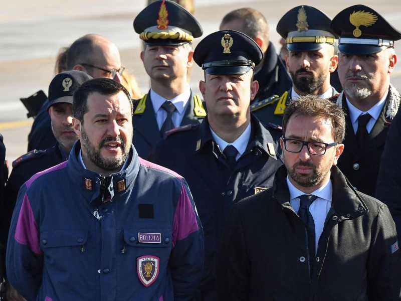 Matteo Salvini e Alfonso Bonafede all'arrivo di Cesare Battisti in Italia, il 15 giugno 2019 (foto Ansa)