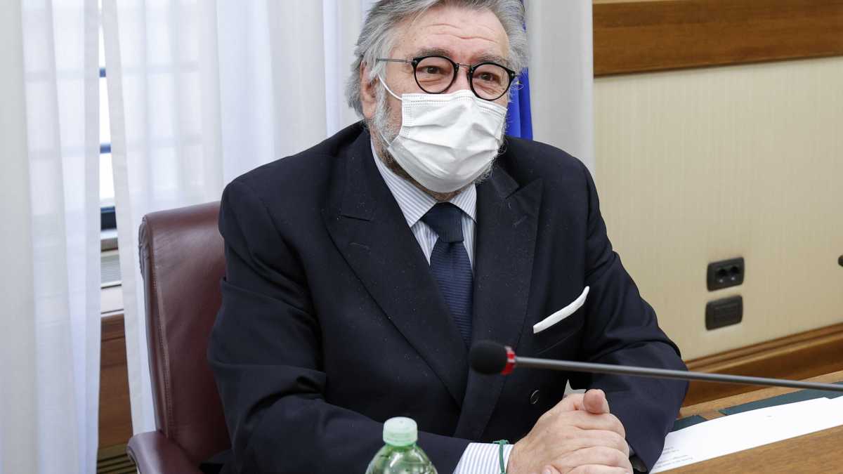 Immagine di "Posso usare la tua carta di credito?". Così è stato hackerato lo smartphone del presidente del Copasir
