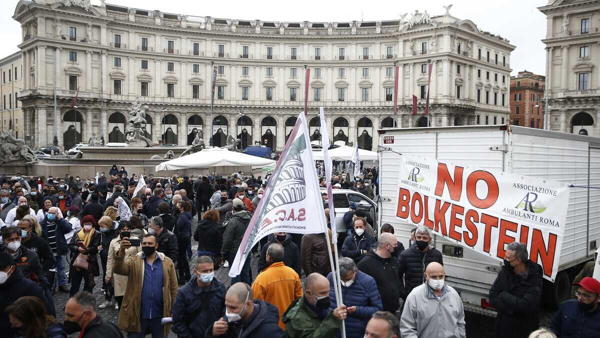Immagine di Protesta selvaggia degli ambulanti monopolisti delle licenze