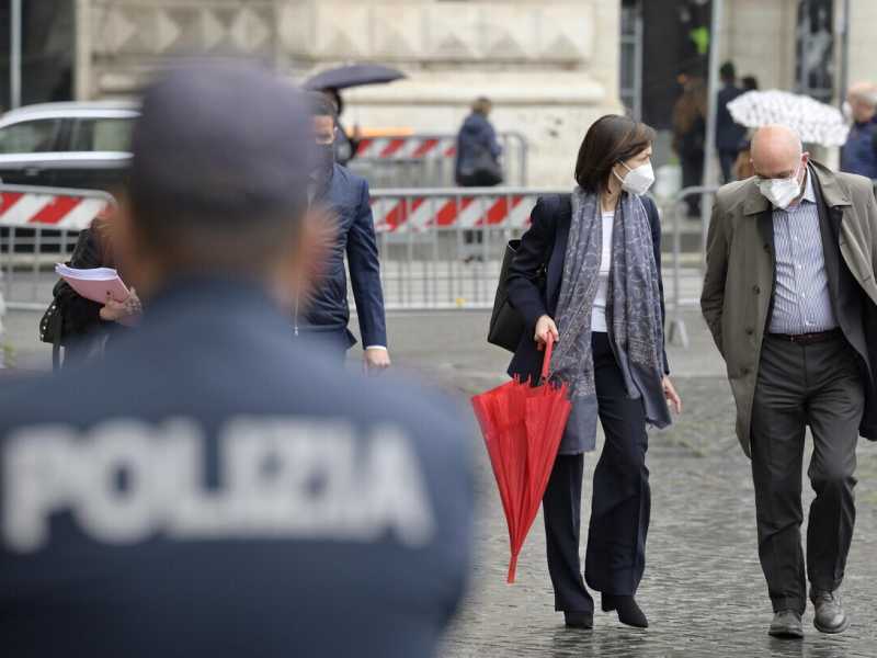 La ministra per il Sud e la Coesione territoriale, Mara Carfagna, al suo arrivo a Palazzo Chigi per la riunione del Consiglio dei ministri (Ansa) <br />