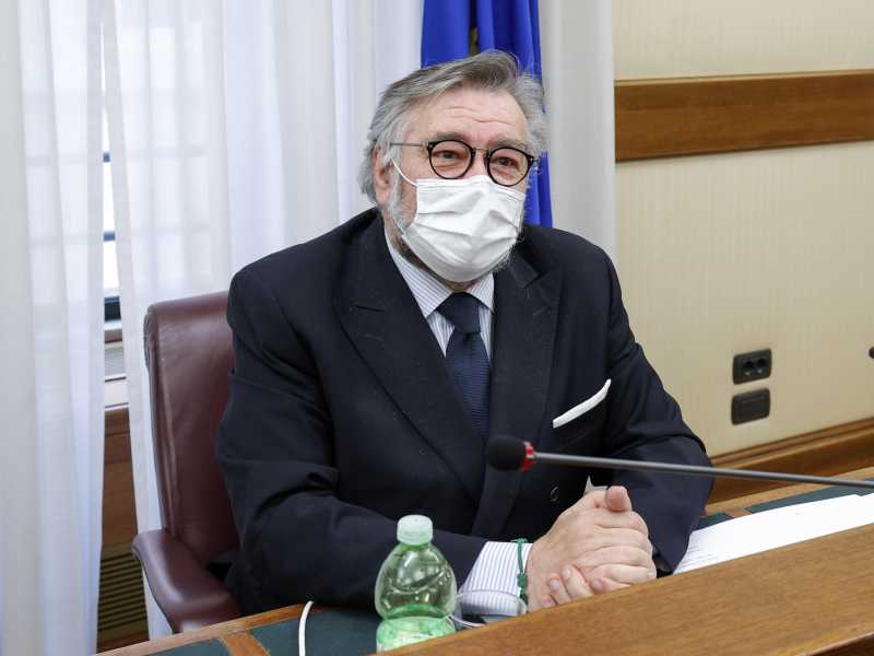 "Posso usare la tua carta di credito?". Così è stato hackerato lo smartphone del presidente del Copasir