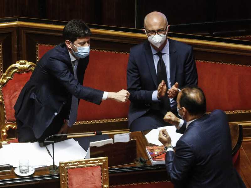 Speranza day. Il ministro incassa la fiducia, ma l'agenda è già oltre