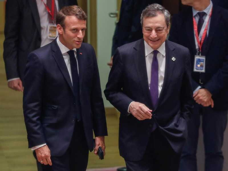 Emmanuel Macron e Mario Draghi (foto d'archivio EPA)