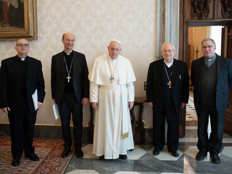 Papa Francesco con i vertici della Cei (Ansa)<br /> 