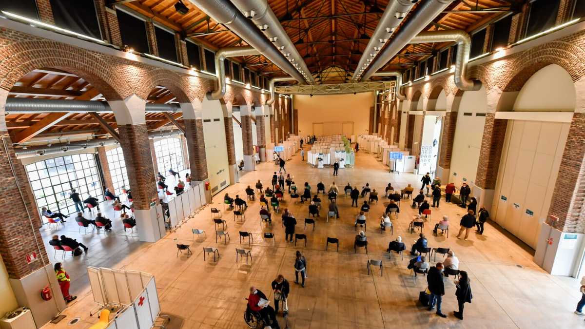 Immagine di Lo sprint dei vaccini: come l'Italia è arrivata a 500mila dosi in un giorno