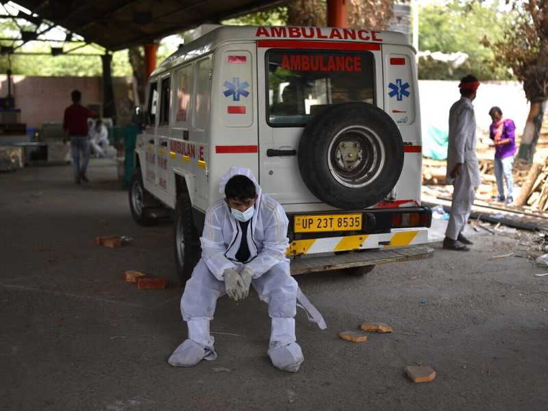 Personale medico indiano (Ansa)