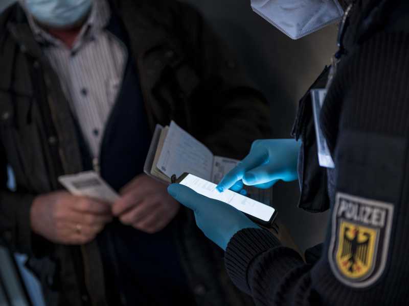 La polizia di frontiera controlla i passeggeri in arrivo con un volo dalla Spagna all'aeroporto di Francoforte (Thomas Lohnes / Getty Images)&nbsp;<br />