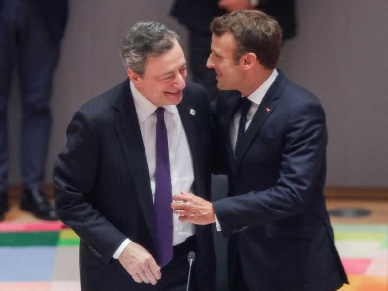 &nbsp;Mario Draghi e Emmanuel Macron a Bruxelles nel 2019 (Ansa)