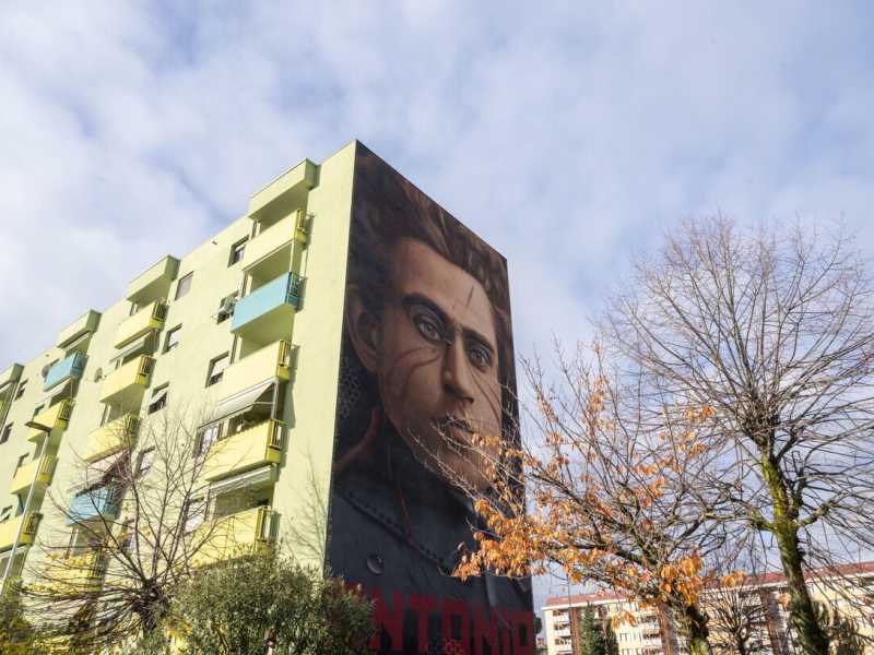 Il murale dell'artista Jorit raffigurante Antonio Gramsci realizzato su un edificio a Firenze (Ansa)&nbsp;<br />