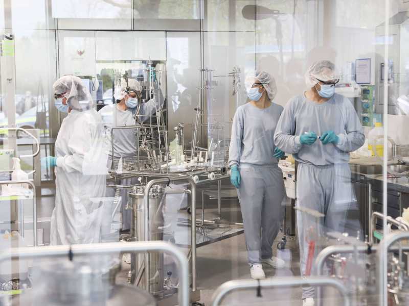 Un laboratorio del centro di produzione del vaccino BioNTech-Pfizer a Reinbek, in Germania (foto LaPresse)&nbsp;<br />