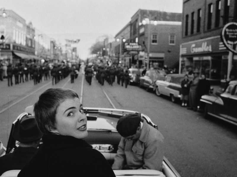 Jean Seberg in una parata per il suo rientro a Marshalltown, Iowa, 26 marzo 1957 (foto di Ed Feingersh/Michael Ochs Archives/Getty Images)&nbsp;<br />