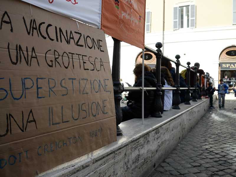 &nbsp;Uno scatto da una manifestazione negazionista in piazza Montecitorio a Roma (LaPresse)<br />