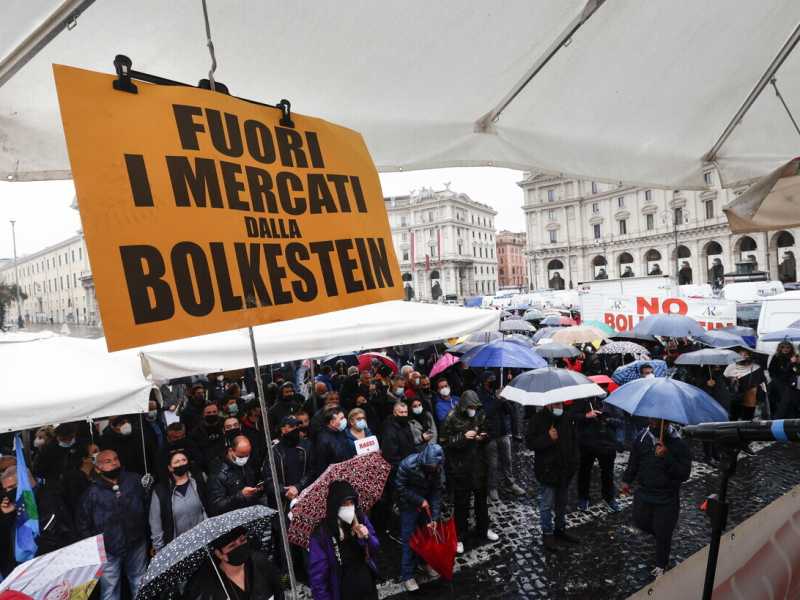 La protesta contro la Bolkestein, la scorsa settimana in piazza della Repubblica a Roma (Ansa)