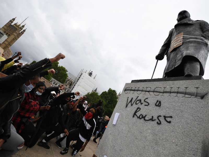 La statua di Chuirchill con un graffito "era razzista" davanti a Westminster - Chris J Ratcliffe/Getty Images&nbsp;<br />