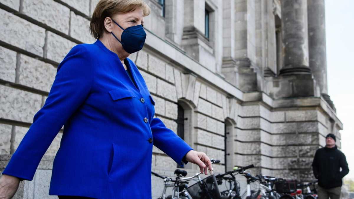 Immagine di Merkel contro Biden. L’Ue ha una priorità diversa: l’export di dosi e ingredienti dei vaccini