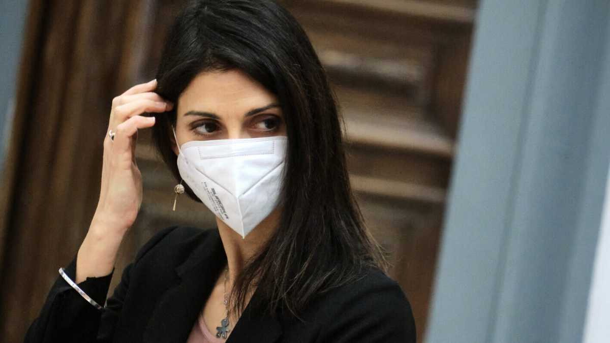 Immagine di La partenza di Frongia per la Raggi è la fine di un'èra