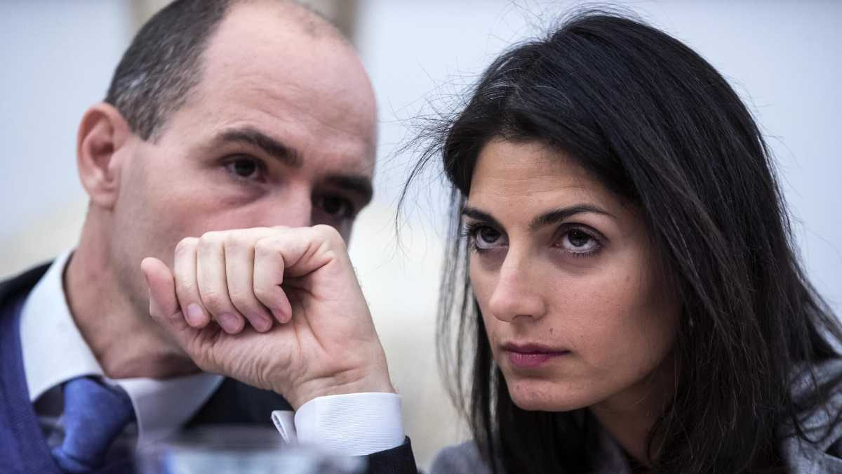 Immagine di La Raggi piazza Frongia con la ministra Dadone. In arrivo l'ennesimo assessore a Roma