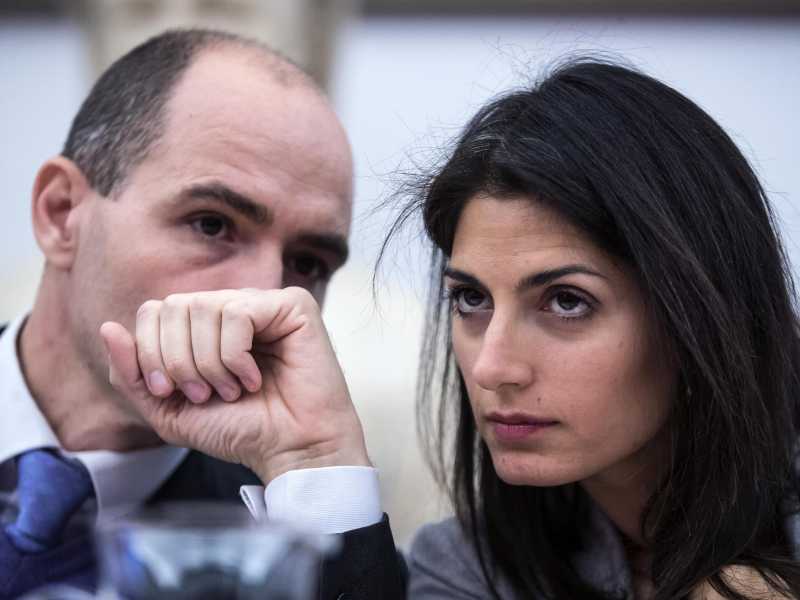 La Raggi piazza Frongia con la ministra Dadone. In arrivo l'ennesimo assessore a Roma