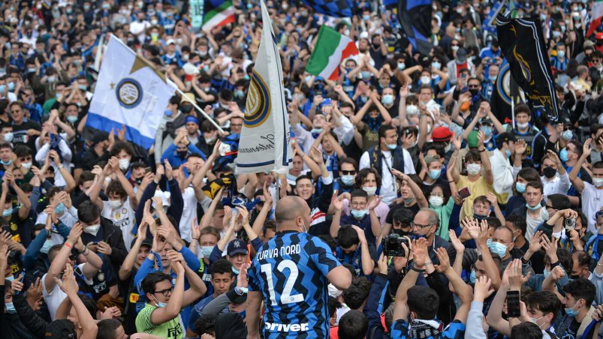 Immagine di Viva il popolo dell'Inter assembrato e sbevazzato