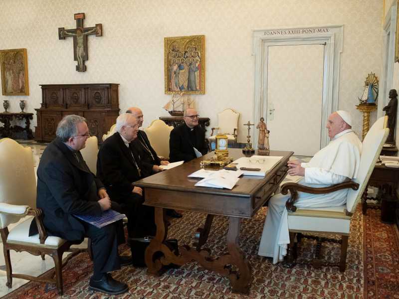 Papa Francesco con i vertici della Conferenza episcopale italiana (Ansa)<br />&nbsp;