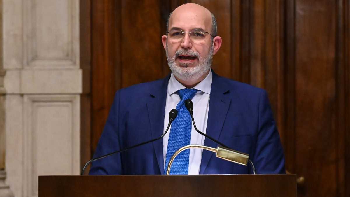 Immagine di Crimi: "Il Garante della privacy mi dà ragione: sono io il responsabile del M5s"