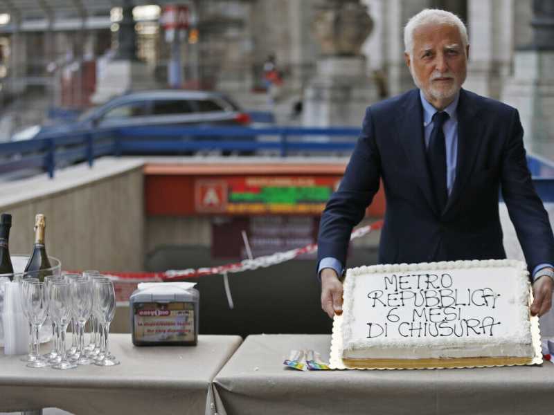 I commercianti festeggiano la 'ricorrenza' dei sei mesi dalla chiusura della fermata di Repubblica, 23-4-2019, Roma (Lapresse)