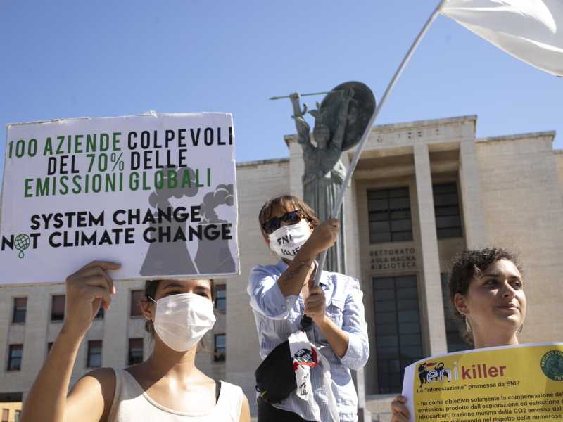 Uno scatto dalla manifestazione stop grennwashing, all'università La Sapienza di Roma, nel 2019 (LaPresse)